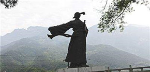 三闾骚坛，是诞生于屈原诞生地乐平里的农民诗社，距今已有数百年历史，是中国目前尚存的历史最为悠久的农民诗社。